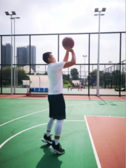 如何通过快攻训练提高球员的速度和灵活性?_1